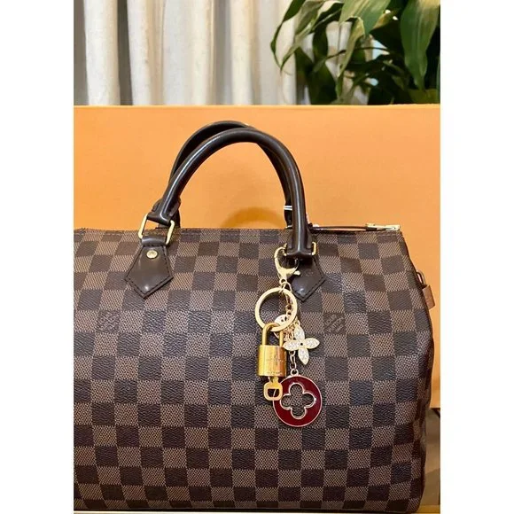 👛  AUTHENTIC LOUIS VUITTON UPCYCLED LOCK AND KEY ON NON BRANDED CHAIN - Picture 2 of 6